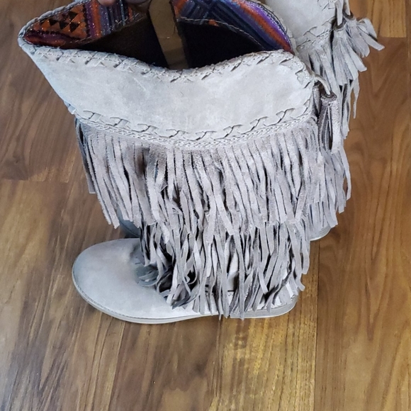 Boots - Picture 2 of 5